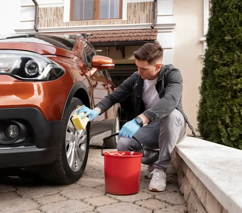 Lavage auto à domicile Ternand : professionnel intervenant sur un véhicule